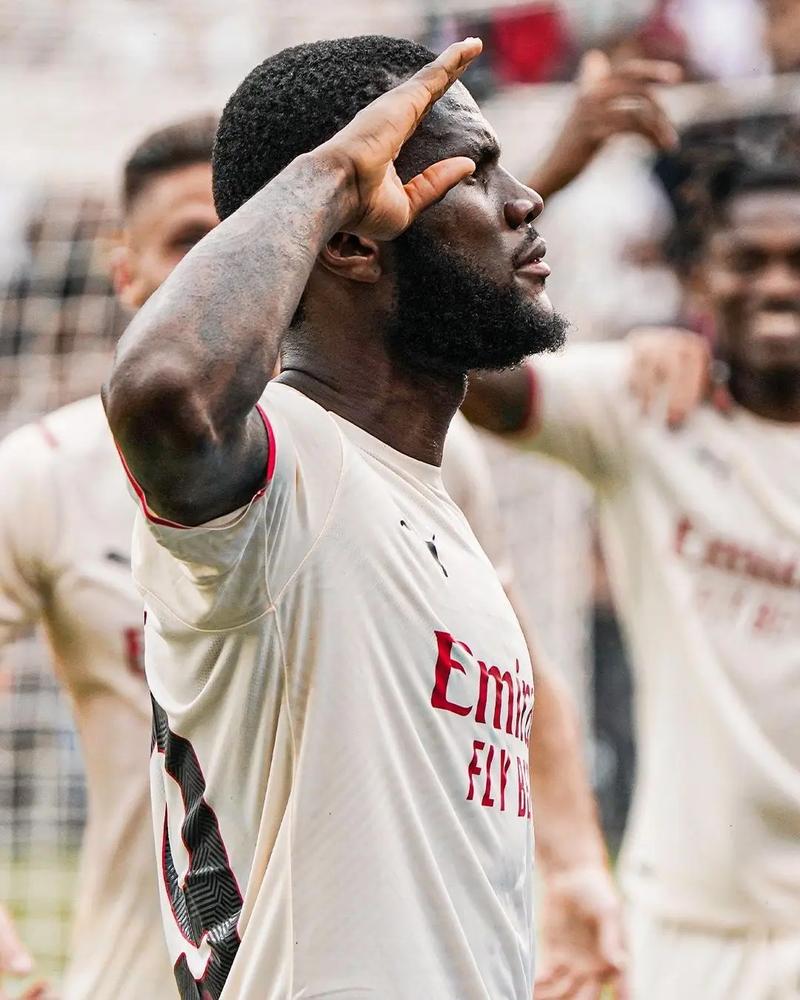 明年海港真不一定拿冠！毕竟连续4年拿第一很少 重要是申花没亚冠