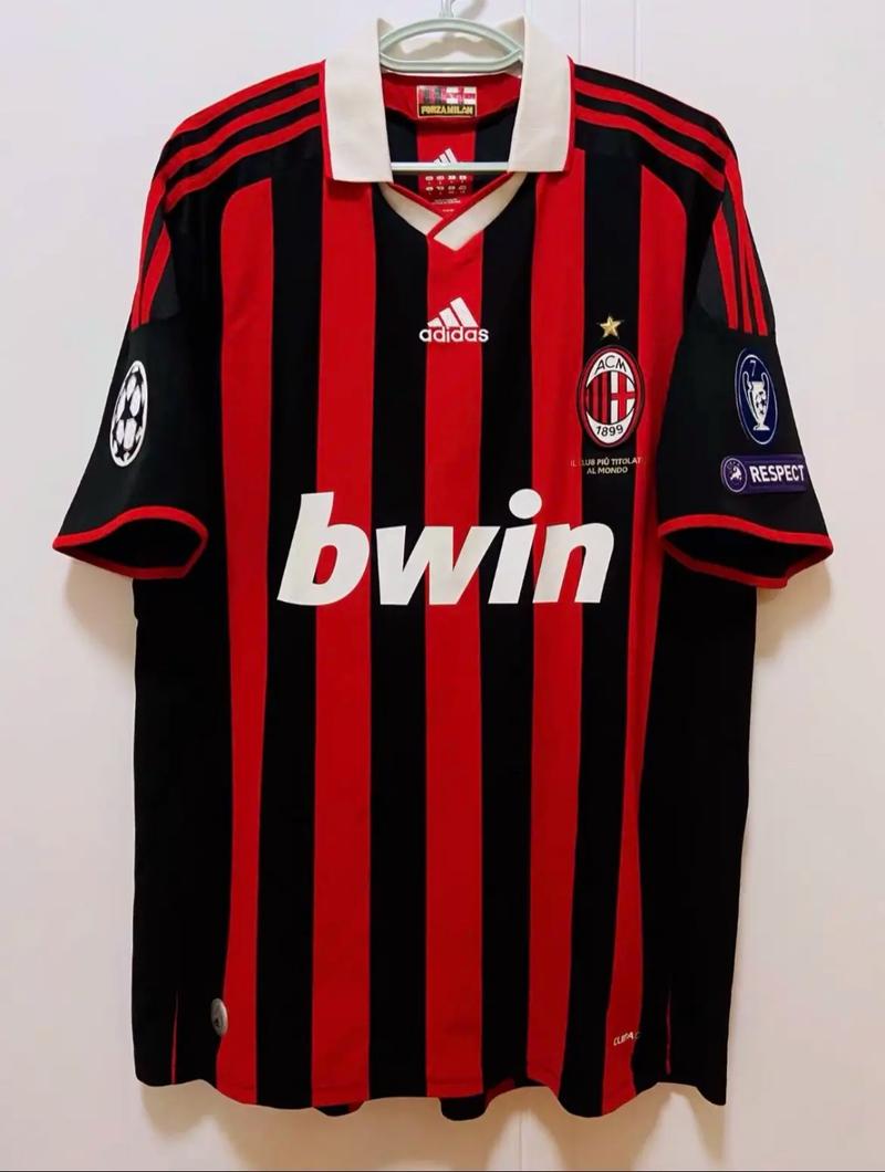 不服！萨拉赫：凯恩进球荒时媒体都相信他，轮到我就说去坐板凳（萨拉赫不满：凯恩进球荒照样被信任，到我这就要坐板凳？）