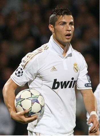 欧联3-4：42岁范佩西率荷甲第2遭罗甲第9绝杀，95分钟丢球酿悲剧（欧联3-4：42岁范佩西率荷甲次席队补时95分钟失守，遭罗甲第9绝杀）