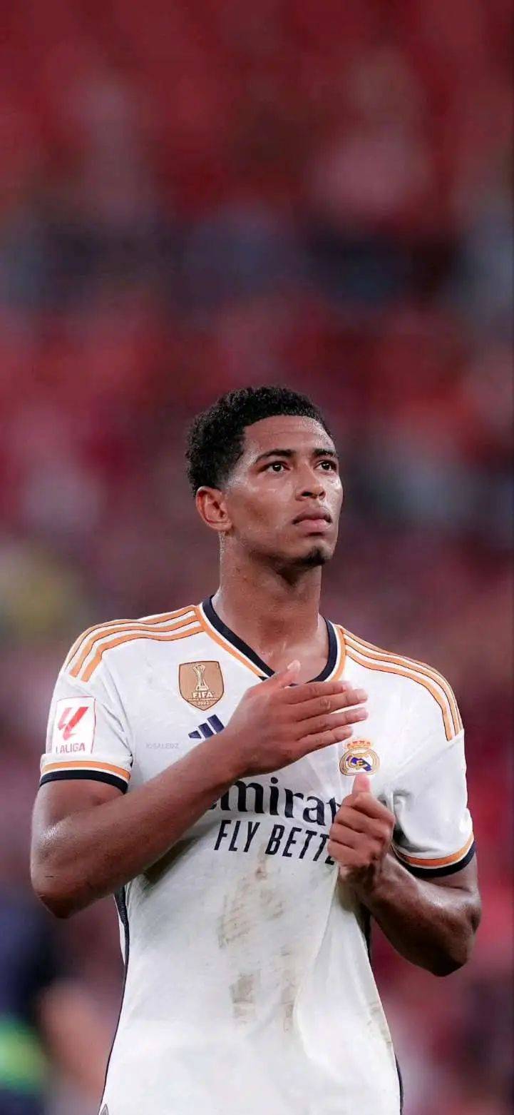 足球曝英超豪门盯上天才中卫，报价或破纪录（英超豪门相中天才中卫，转会报价或创纪录）