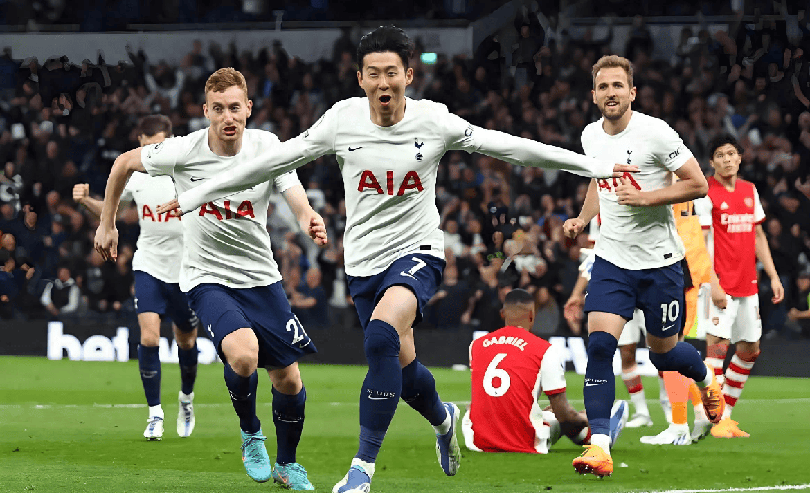 西蒙斯蹬踹范戴克被罚下，上次英超出现荷兰同胞间染红还是01年（西蒙斯踹倒范戴克吃红牌，英超荷兰同胞互染红上次还在2001年）