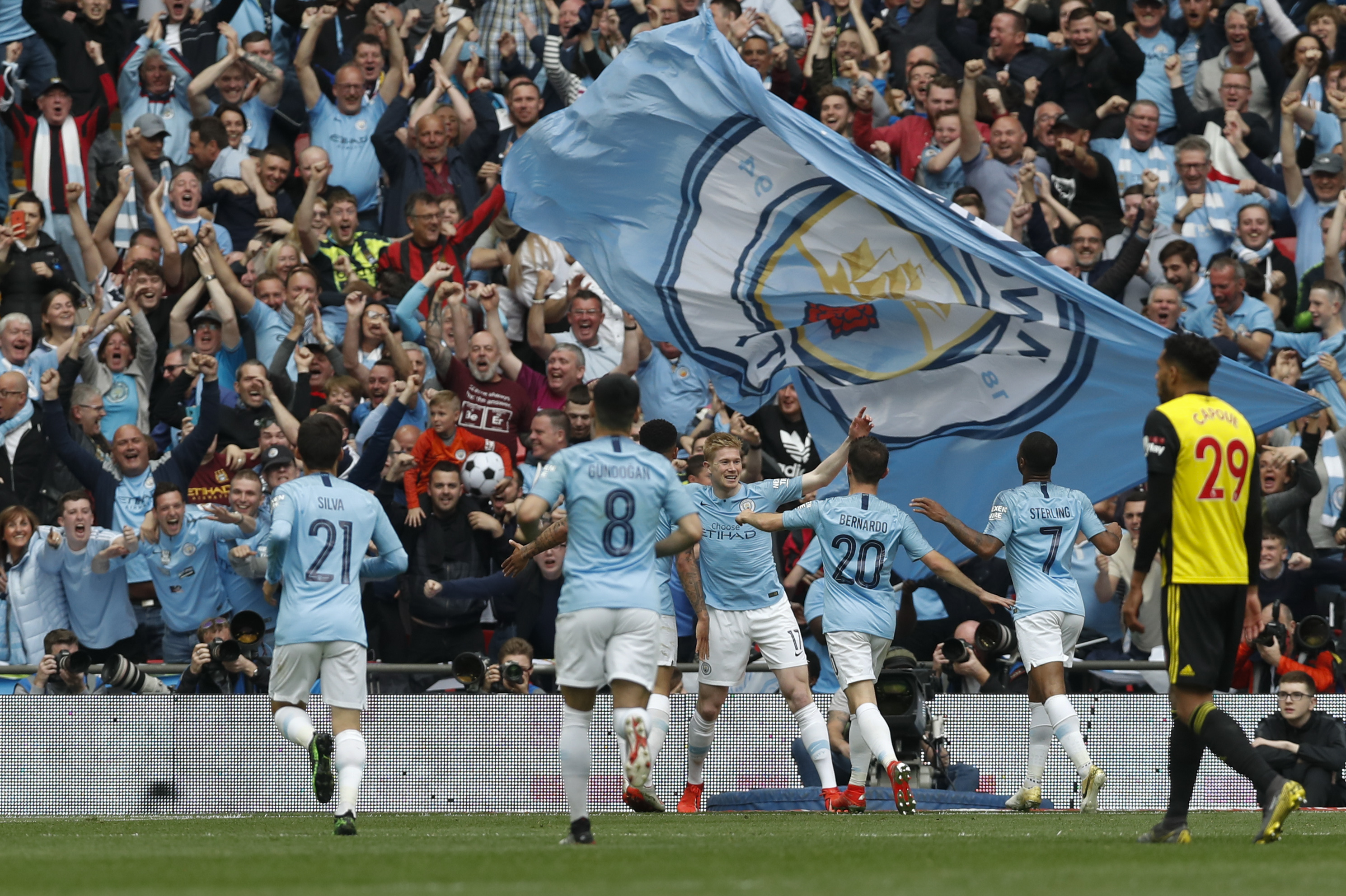 足球巴萨公布主力中场伤情，将缺阵一月（巴萨确认主力中场伤停，预计休战一个月）