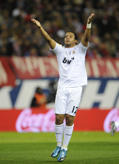 甘超对阿奇姆彭做闭嘴手势，钟义浩扳平比分后做同样手势回击