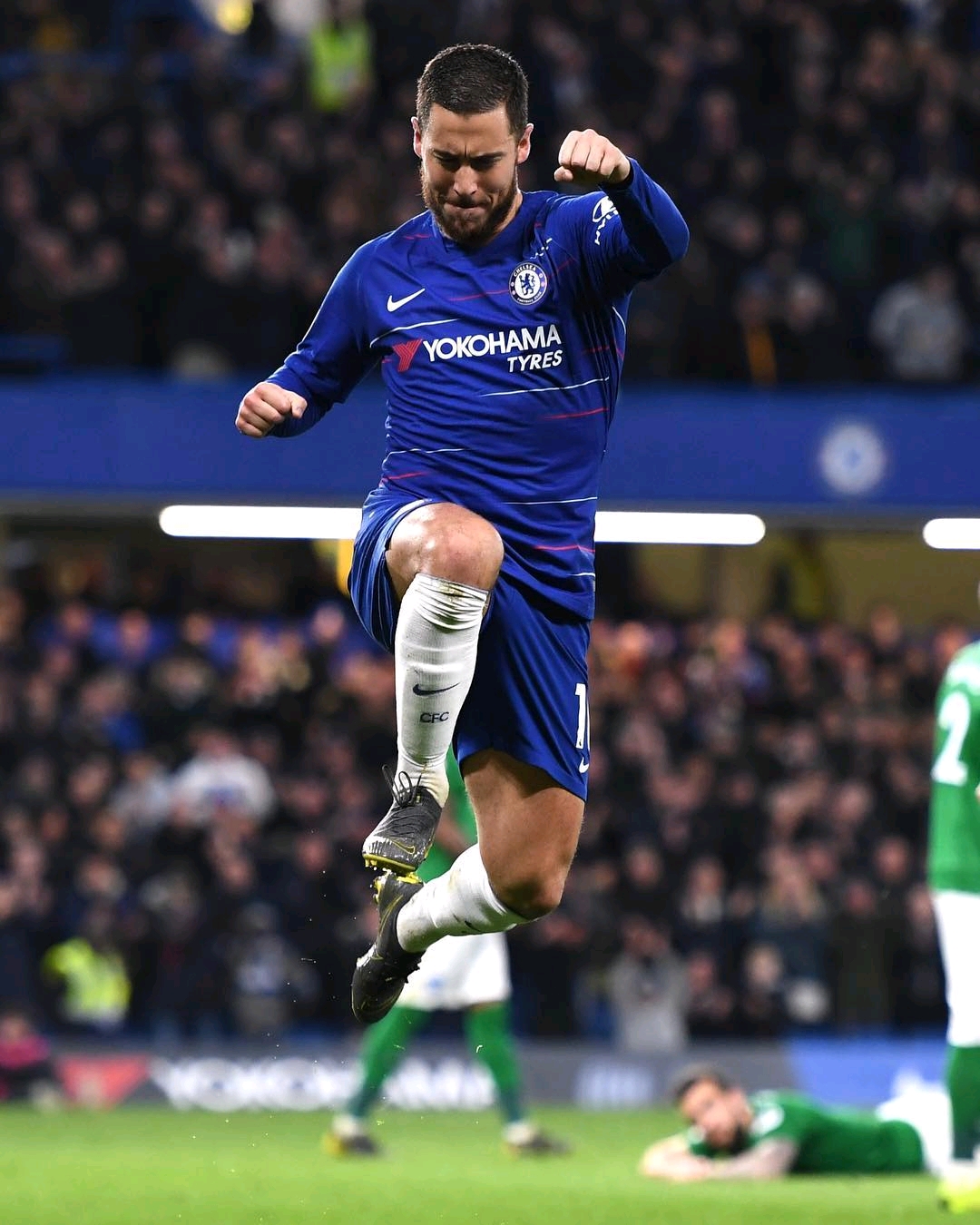 足球欧洲豪门宣布亏损，财政危机加深（欧洲足坛豪门披露亏损，财务困境加剧）