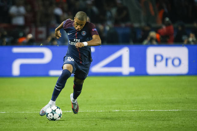 伊布社交媒体秀冠军数量 15个赛季拿13个联赛冠军（伊布社媒晒荣誉：15季斩获13座联赛桂冠）